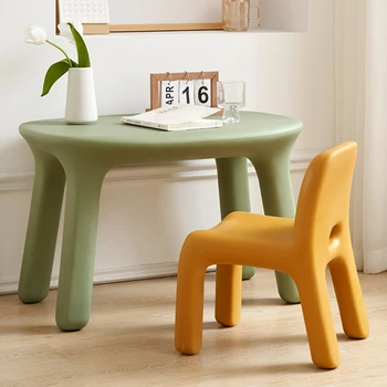 Скандинавски прост детска маса и стол, комплект за защита от удар, защитата на околната среда, пластмасова маса за обучение в малък апартамент за деца
